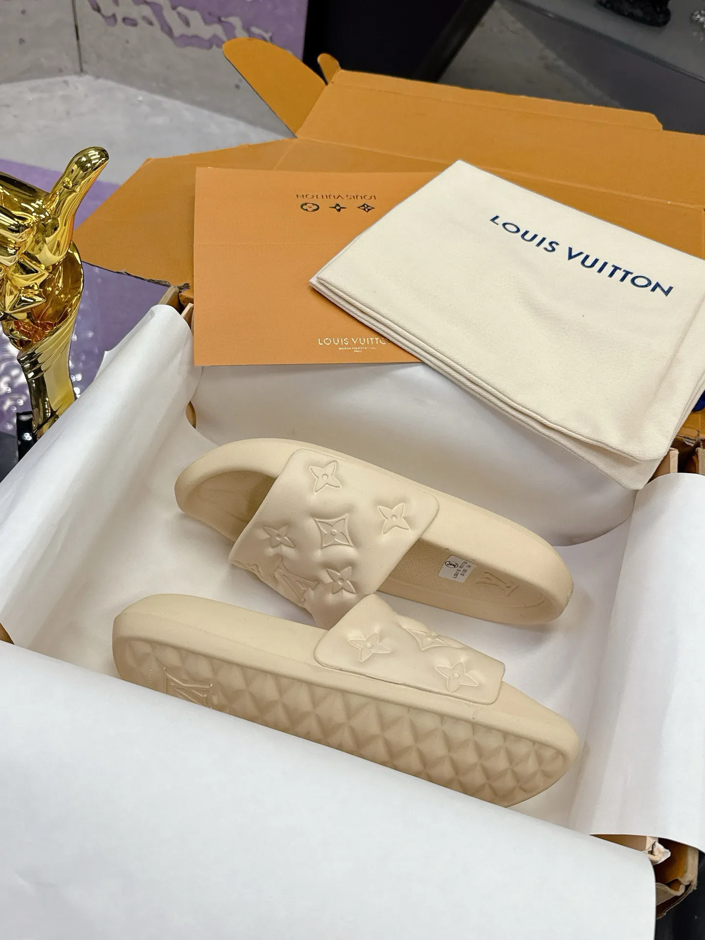 Factory price: 260💰【𝐋𝐕 Slippers】▪️Shoe size: Men's 38-45 ▪️Packaging: Counter top quality~original packaging 𝟐𝟎𝟐3 Louis Vuitton counter's new embossed slippers, L's monogram embossed slippers, Waterfront sandals are back, the upper buckle is embossed with LV's iconic Monogram pattern. Made of waterproof rubber with a comfortable and resilient insole. The lightweight, flexible outsole is embossed with the Louis Vuitton logo. ▪️Fabric: Original molded rubber foam surface ▪️Technology: embossed logo ▪️Sole: Original molded rubber foam outsole ▪️Sole thickness: 3CM.